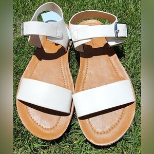 Cat & Jack white leather sandals with straps. 🔴